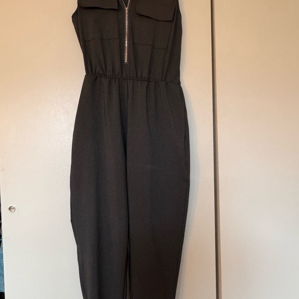 Sleeveless Jumpsuit with Zipper and pockets